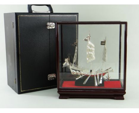 MODERN CHINESE STERLING SILVER WAR JUNK, by Wai Kee (Hong Kong), in caseThe ship size is:Height: 20cm’sLength: 20cm’sDepth at