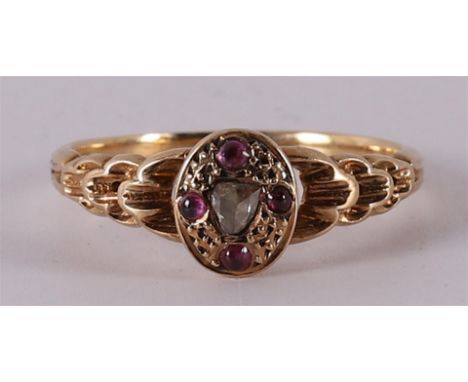 An 18 kt 750/1000 gold ring with a rose cut diamond and 4 cabochon cut rubies, early 20th century, ring size Ø 18.5 mm.