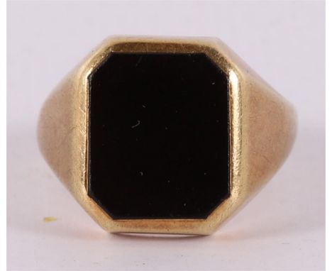 A 14 kt 585/1000 yellow gold men's signet ring, set with onyx, total gross weight 6.2 grams, ring size Ø20 mm