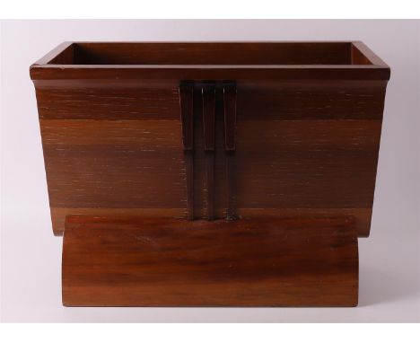 A mahogany Art Deco literature rack, ca. 1920, h 39 x l50 x w 24 cm.