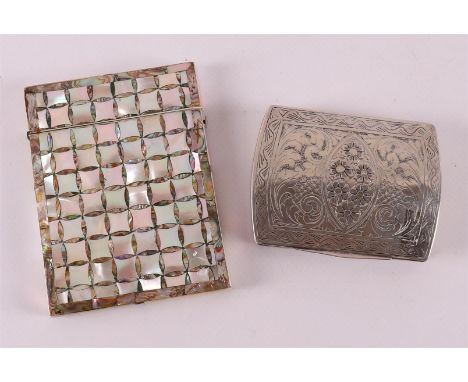 A 3rd grade 800/1000 silver business card case, early 20th century. Decorated with engraved floral decor, h 8 x w 6 cm. Here 