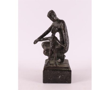 Klinckhard, Inka (Berlin 1922-2016 Laren) Bronze crouching woman with child on marble base, signed on the base, h 16 cm.