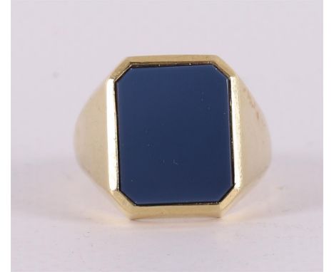 A 14 kt 585/1000 yellow gold signet ring, gross weight 7.6 grams, ring size Ø 21 mm.
