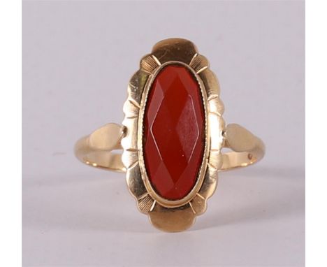 A 14 kt 585/1000 yellow gold ring set with faceted carnelian, gross weight 2.7 grams, ring size 18 mm.