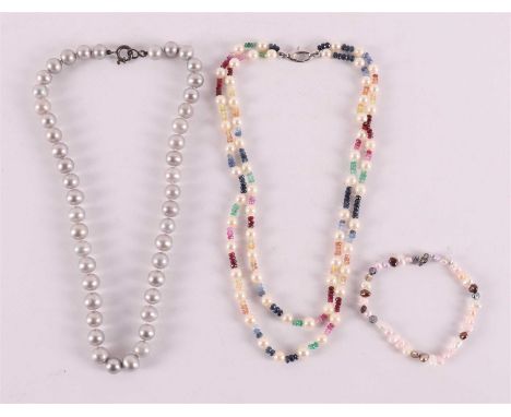 A seed pearl necklace with various colored stones on a 1st grade 925/1000 silver clasp, length approx. 42 cm. Hereby bracelet