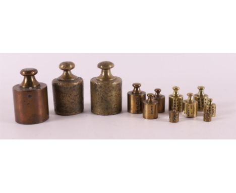 A lot of various bronze weights, up to. 12x.