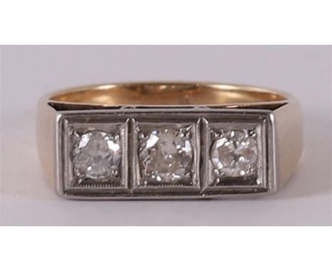 A 14 kt 585/1000 gold vintage men's ring with 3 diamonds of a total of 0.65 crt, ring size Ø 18.25 mm.