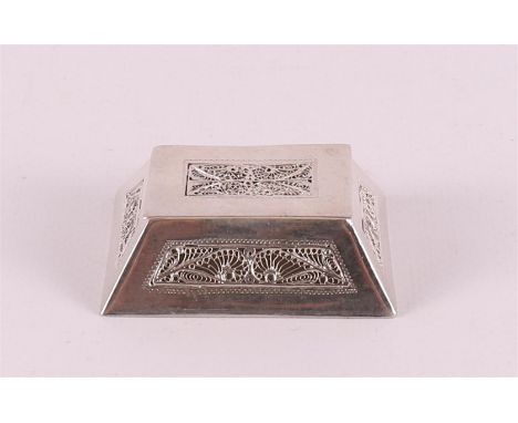 A second grade 835/1000 silver Art Nouveau pill box, around 1900. Decoration of stylized filigree decor, h 1.8 x w 5.8 x d 4.