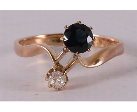 An 18 kt 750/1000 gold Toi et Moi ring with a cut blue sapphire and a diamond, old European cut of 0.15 crt G-VS, ring size Ø