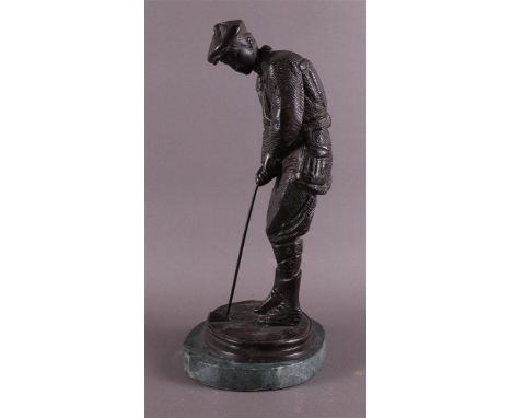 A bronze golfer on green marble base, after an antique example, 20th century, h 31 cm.