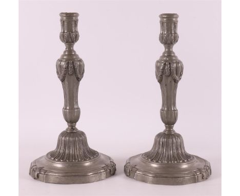 A pair of plain pewter one-light candlesticks, Louis XVI style, 19th century, h 24 cm, tot. 2x.