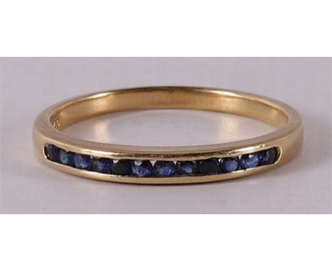 An 18 kt 750/1000 gold row ring with 12 facet cut blue sapphires, ring size Ø 17 mm.