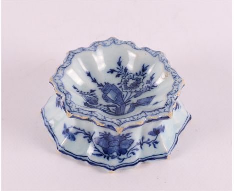 A blue under-glaze decorated earthenware salt cellar with Chinoiserie decor, marked "Delft, De Porceleyne Bijl", 18th century