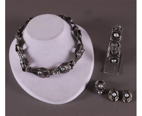 A second grade 835/1000 Danish vintage design necklace set with colored pearls, design: Georg Jensen, Denmark, ca. 1940. Mark