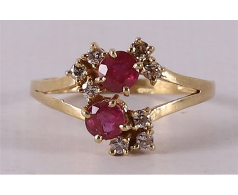 An 18 kt 750/1000 gold ring with 2 facet cut rubies and 8 brilliants, ring size Ø 17.5 mm.