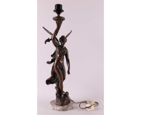 A bronzed white metal Art Nouveau lamp base of a winged woman carrying a cornucopia, France, around 1900, h 51 cm.