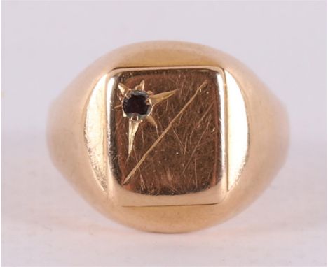 An 18 kt 750/1000 gold signet ring with colored stone, total 7.4 grams, ring size Ø 20 mm.