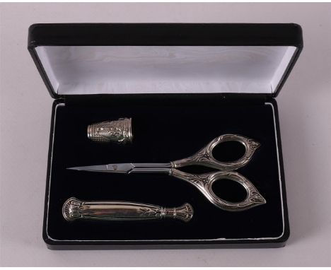 A first 925/1000 silver sewing accessory, consisting of scissors, needle case and thimble, 20th century, up to. 3x.