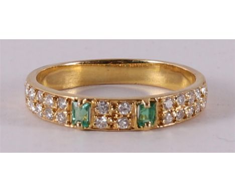An 18 kt 750/1000 gold ring with 2 baguette cut emeralds and 24 brilliants of a total of 0.39 crt, ring size Ø 17.5 mm.