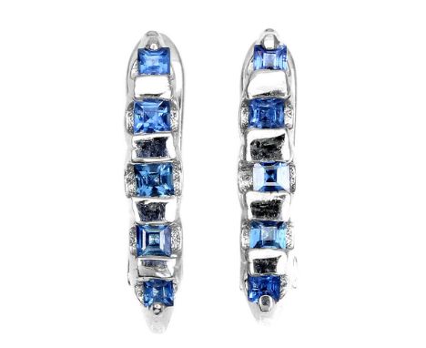 A pair of 925 silver earrings set with step cut sapphires, L. 1.5cm.