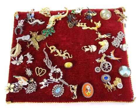 A quantity of bar brooches, to include mainly animal gold plated brooches, some stone set brooches, enamel type design brooch