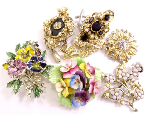 Various costume jewellery brooches, to include a ceramic posy brooch, gold plated brooches, pansy design brooch (1 bag)