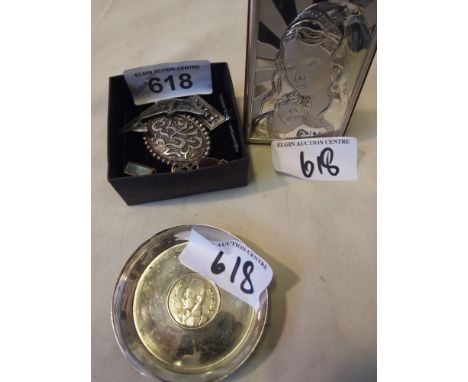  Sale Item:    SILVER BROOCHES STAND & COIN DISH  Vat Status:   No Vat   Buyers Premium:  This lot is subject to a Buyers Pre