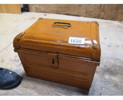  Sale Item:    SMALL TIN TRUNK   Vat Status:   No Vat   Buyers Premium:  This lot is subject to a Buyers Premium of 15% + Vat