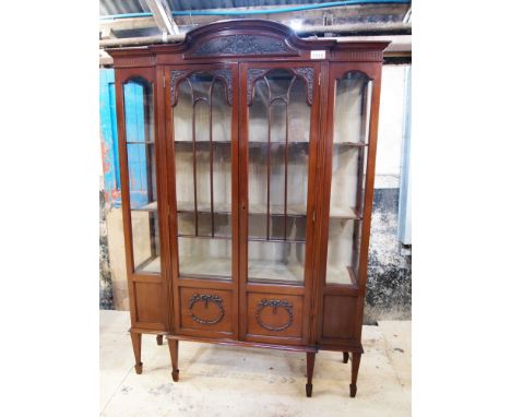  Sale Item:    MAHOGANY DISPLAY CABINET   Vat Status:   No Vat   Buyers Premium:  This lot is subject to a Buyers Premium of 