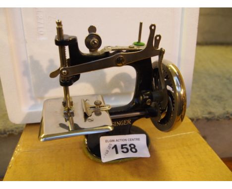  Sale Item:    MINI SINGER SEWING MACHINE   Vat Status:   No Vat   Buyers Premium:  This lot is subject to a Buyers Premium o