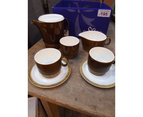  Sale Item:    POOLE POTTERY TEA SET FOR TWO   Vat Status:   No Vat   Buyers Premium:  This lot is subject to a Buyers Premiu