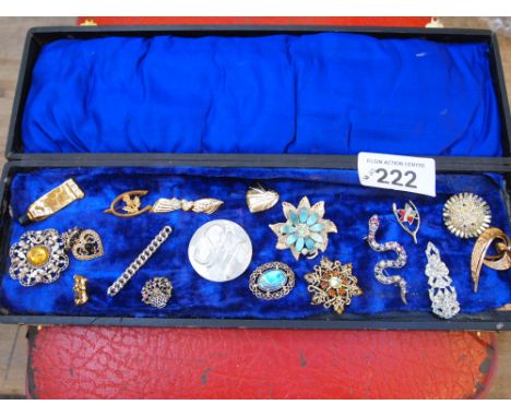  Sale Item:    BOX 18 BROOCHES   Vat Status:   No Vat   Buyers Premium:  This lot is subject to a Buyers Premium of 15% + Vat