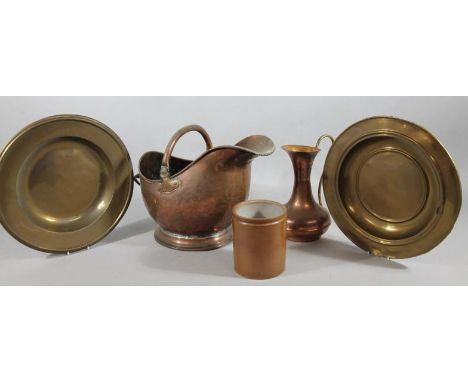 Various brass and metalware, comprising a copper coal helmet with fixed moulded handle, 46cm wide, planter, copper flagon and