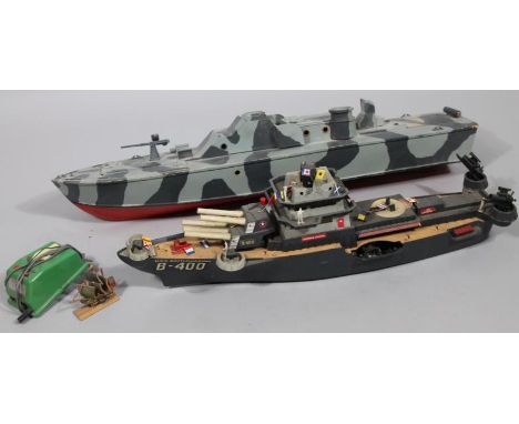 A plastic model of a B-400 cruiser, with realistic decking, 86cm wide, and a remote controlled army camouflage boat. (2)