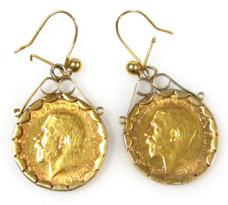 Two V gold half sovereign earrings, in 9ct mounts, marked 1911