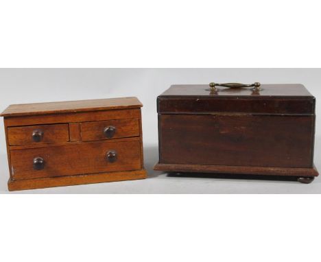 An early 19thC polished mahogany three sectional tea caddy, of rectangular outline, with articulated brass handle, hinging to