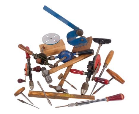A box of various woodworking hand tools, including Yankee screwdriver, etc (boxful)
