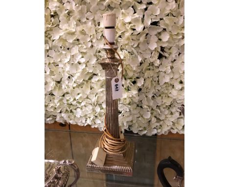 AN EDWARDIAN SILVER HALLMARKED CORINTHIAN COLUMN ELECTRIC LAMP WITH LOADED BASE. DATED 1913 SHEFFIELD FOR HAWKSWORTH, EYRE &a