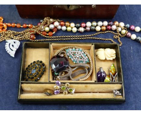 VINTAGE JEWELLERY TO INCLUDE A ANTIQUE RED AND WHITE PASTE HEART PENDENT, A SILVER MULTI STONED PENDENT, A PLATED LONGGUARD C