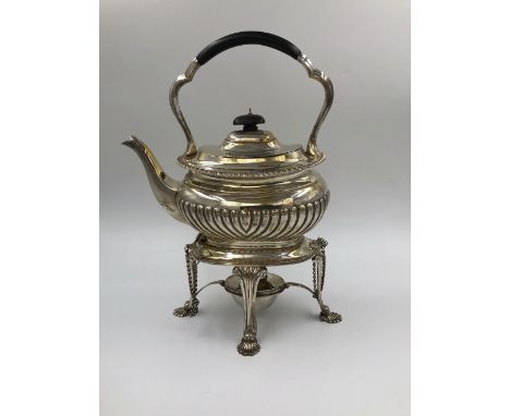 A VICTORIAN SILVER HALLMARKED TEAPOT AND TEA KETTLE STAND WITH BURNER. THE TEA KETTLE IS DATED 1899 LONDON FOR EDWARD BARNARD
