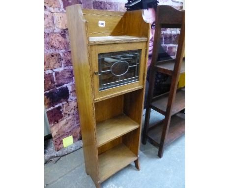 AN ARTS AND CRAFTS CHEQUER LINE INLAID OAK FOUR SHELF BOOK CASE, A LEADED GLASS DOOR OVER AN UPPER SHELF.   W 31 x D 16.5 x H