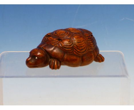 A CARVED WOOD TORTOISE SNUFF BOX, THE INTERIOR LINED WITH TORTOISESHELL.   W 10cms.