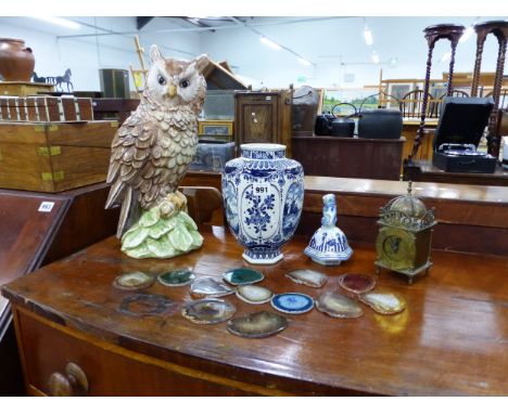 A SMALL LANTERN TYPE DESK CLOCK, ITALIAN OWL FIGURE, A DELFT VASE, AND A COLLECTION OF AGATE SLICES. 