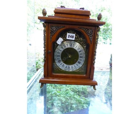 A VINTAGE CHIMING MANTEL CLOCK 