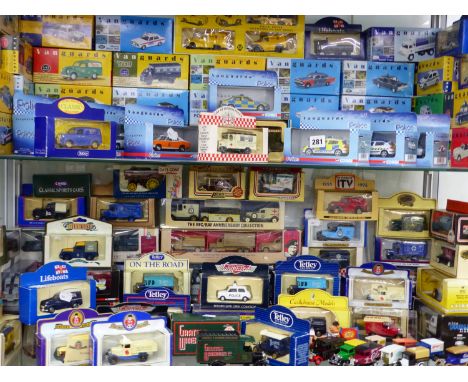 A LARGE QUANTITY OF BOXED AND OTHER TOY VEHICLES TO INCLUDE LLEDO, CORGI, MATCHBOX, OXFORD DIE-CAST ETC