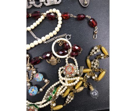 A COLLECTION OF VINTAGE JEWELLERY TO INCLUDE A PASTE NECKLACE SIGNED HGM, BEADS, A PASTE STONE BROOCH, AN ENAMEL AND SILVER B