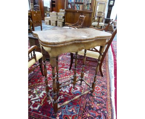 A LATE ANTIQUE MAHOGANY CROSS BANDED BURR YEW FLAP TOP TABLE OPENING ON A SINGLE GATE, THE LEGS BALUSTER AND SPINDLE TURNED. 