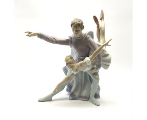 A large Lladro figure group, Pas de Daux, modelled as two ballet dancers, designed by Jose Luis Alvaerz, model no 6374, H32.5