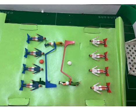 Vintage boxed Subbuteo Targetman football game complete with football nets, ball, figures, no lighting stand 