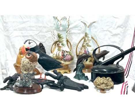 Selection of collectables to include vases, bird ornaments, brass knocker egg holder 